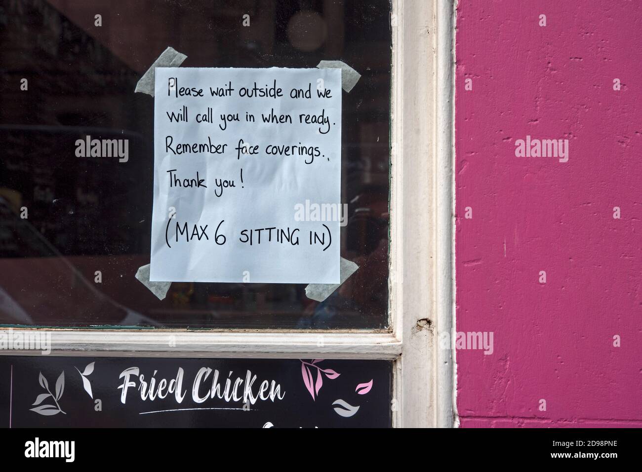 Hinweis im Fenster eines Cafés in Edinburgh, die die Anzahl der sitzenden Kunden während der covid-19 Pandemie auf 6 beschränkt. Stockfoto