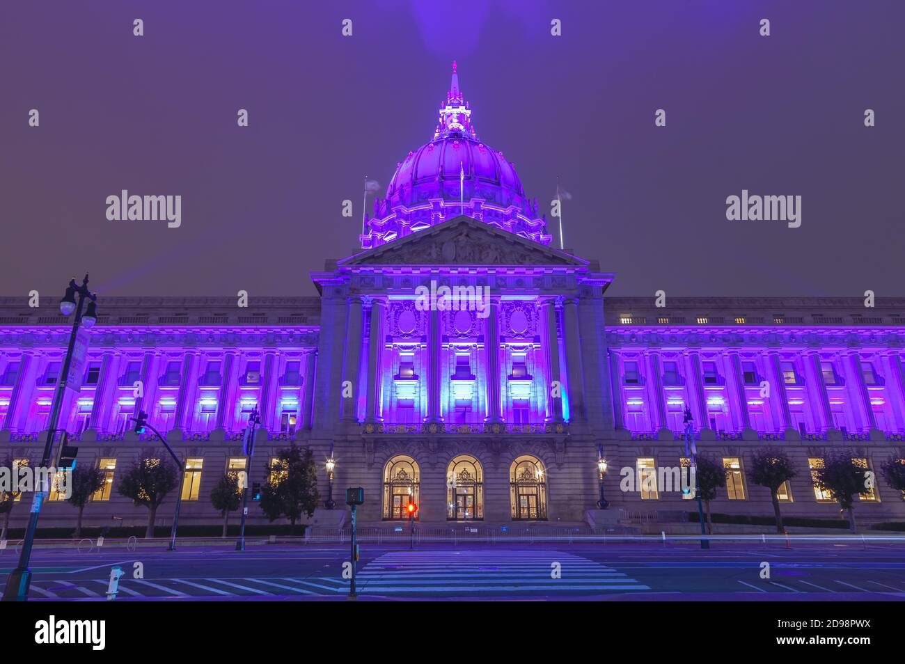 San Francisco City Hall leuchtet in lila zu Ehren der Land Hotellerie Industrie, Kalifornien, USA. Stockfoto