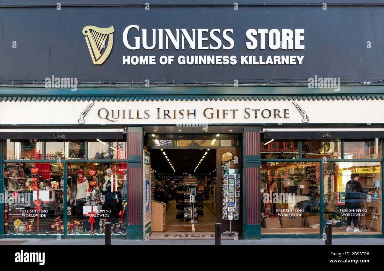 Guinness Store und Quills Irish Gift Store in der High Street Killarney County Kerry Irland Stockfoto