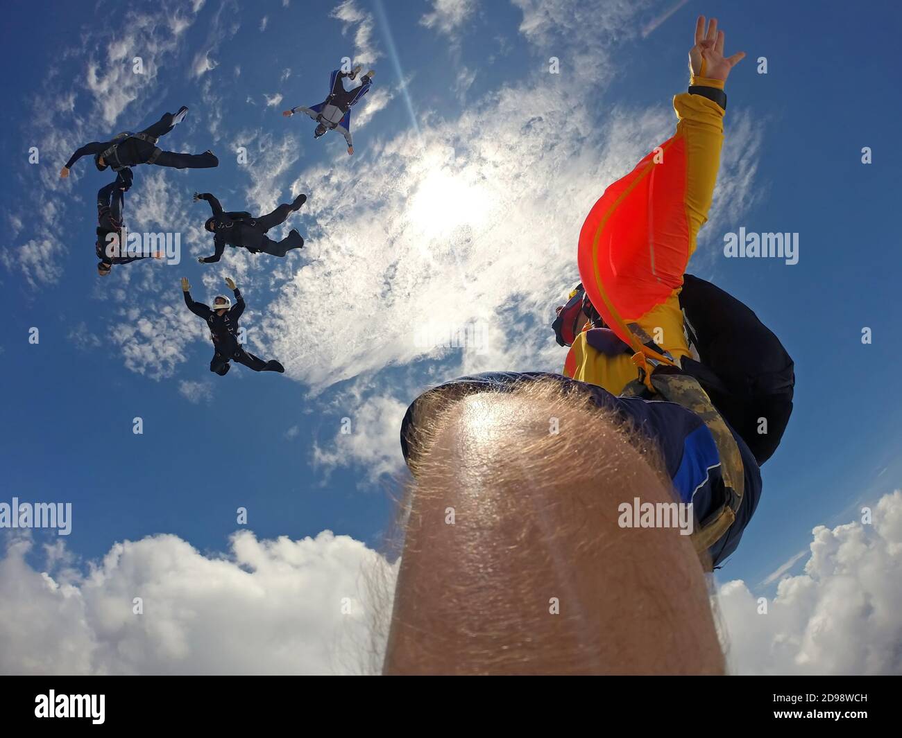 Standpunkt einer Kamera, die am Bein des Fallschirmspringers befestigt ist. Fischaugenlinse verwendet, mit dem Sonnengrund. Stockfoto