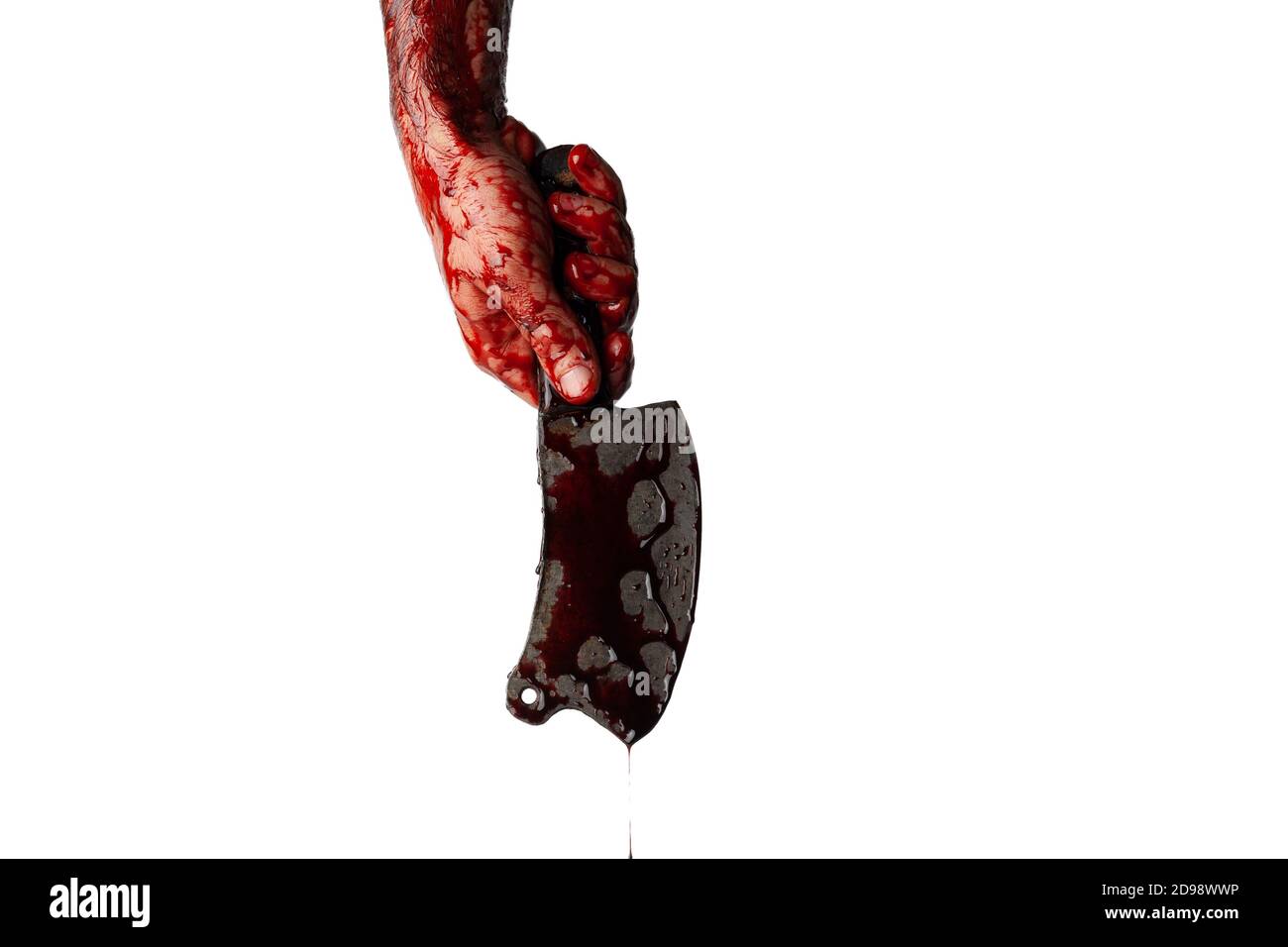 Blutige Hand mit einer Axt isoliert auf weißem Hintergrund. Stockfoto