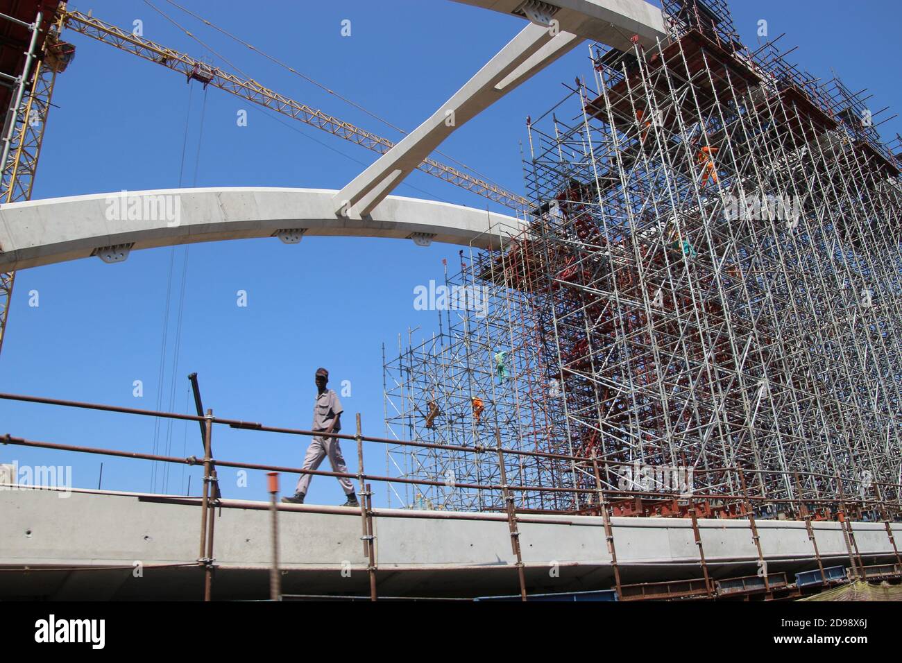 Klein Karoo, Südafrika, 7. März 2020: Große Baustelle neben der Landstraße. Bauarbeiter. In der Halbwüste Klein Karoo. Afrika. Stockfoto