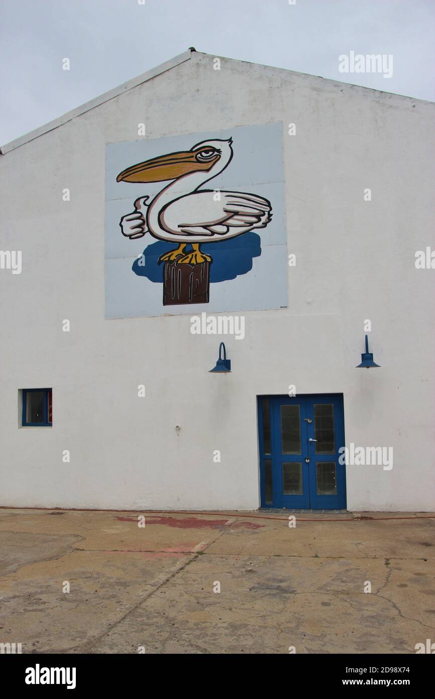 Velddrif, Südafrika - 8. März 2020: Rückseite eines Restaurantgebäudes in Velddrif, berühmt für seine große Pelikankolonie. Südafrika, Afrika. Stockfoto