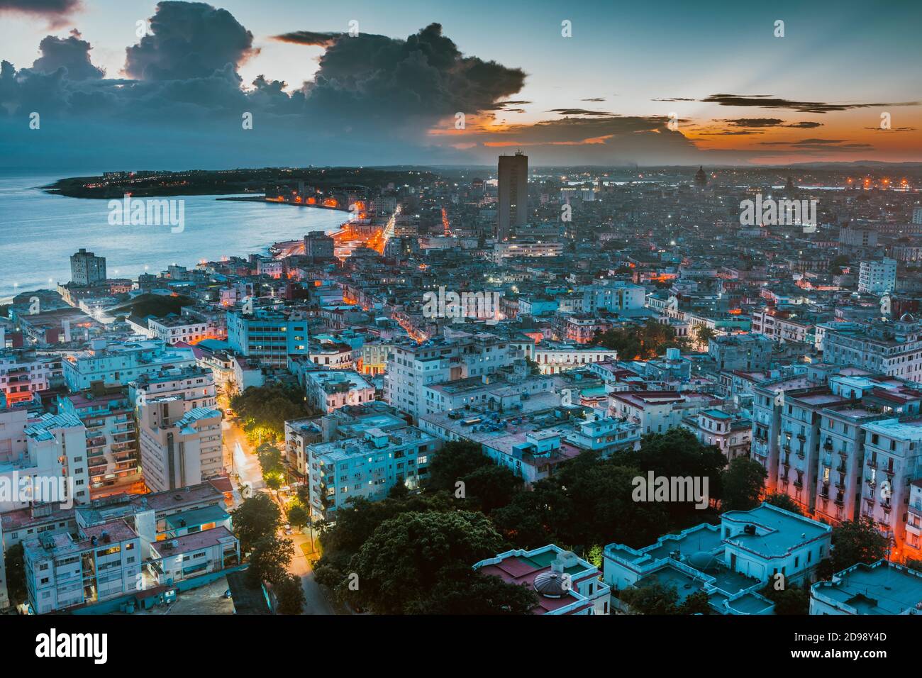 Erhöhter Blick auf die Altstadt von Havanna bei Sonnenaufgang. La Habana - La Havanna, Kuba, Lateinamerika und die Karibik Stockfoto