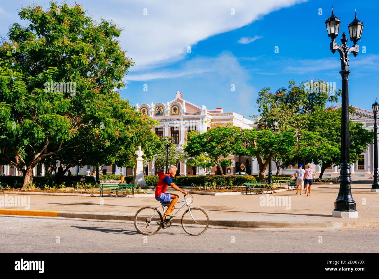 Mann auf dem Fahrrad im José Martí Park, im Hintergrund das Tomas Terry Theater, Cienfuegos, Kuba, Lateinamerika und die Karibik Stockfoto