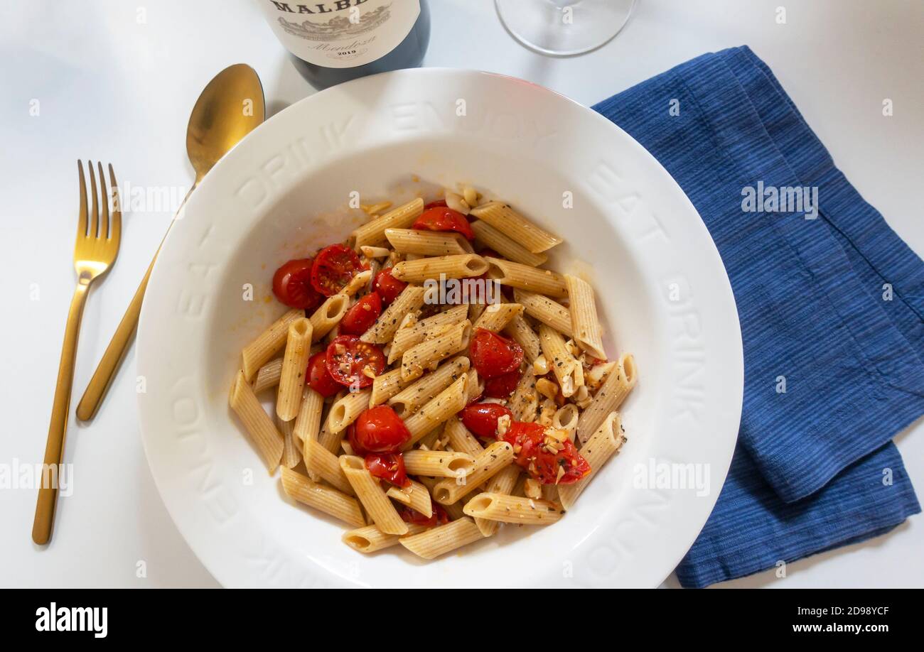 Penne mit frischen Kirschtomaten Stockfoto