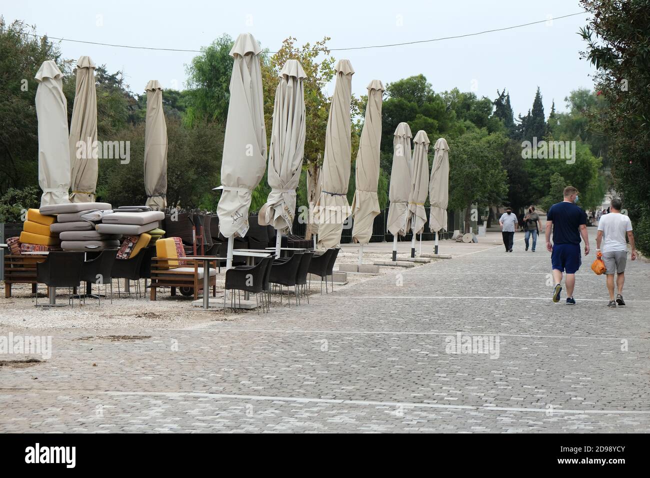 Außenansicht eines geschlossenen Restaurants während des ersten Tages der Umsetzung der neuen restriktiven Maßnahmen gegen die Ausbreitung der Pandemie von Covid-19, in Athen, Griechenland am 3. November 2020. Quelle: ALEXANDROS MICHAILIDIS/Alamy Live News Stockfoto