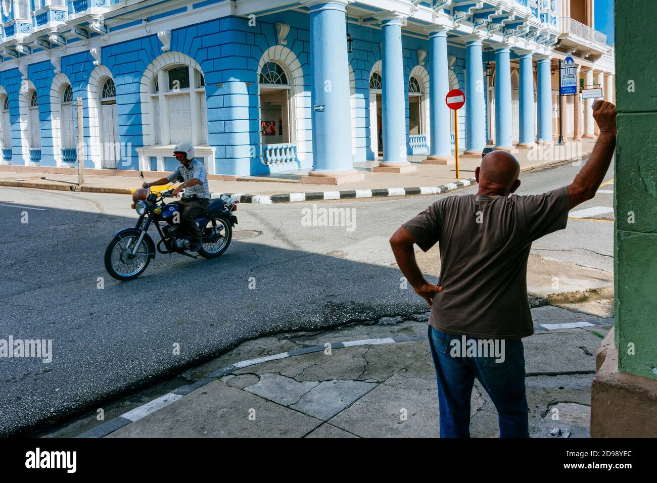 Kubaner mit Blick auf die Ecke des Ferrer Palastes. Der Ferrer Palast, berühmtes neoklassizistisches Gebäude, jetzt Casa de la Cultura Benjamin Duarte - Provincial Stockfoto