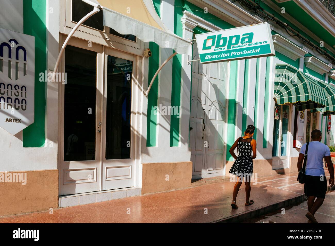 Beliebte Sparkasse - Banco Popular de Ahorro. Boulevard San Fernando, Fußgängerzone. Cienfuegos, Kuba, Lateinamerika und die Karibik Stockfoto