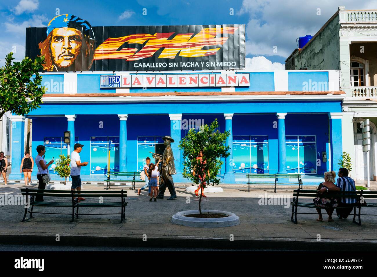 Die lebhafte Avenue Paseo Prado mit der Bronzestatue von Benny Moré. Cienfuegos, Kuba, Lateinamerika und die Karibik Stockfoto