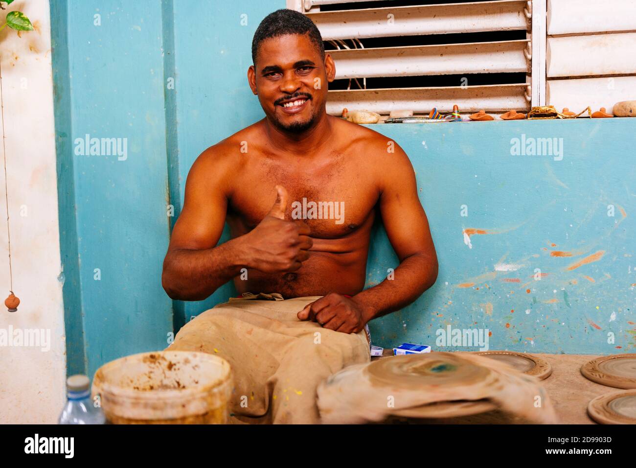 Potter auf eine Pause von seiner Arbeit. Die Stadt Trinidad hat eine lange Tradition der Töpferei von den Eingeborenen der Insel. Zur Zeit setzt sie producin fort Stockfoto