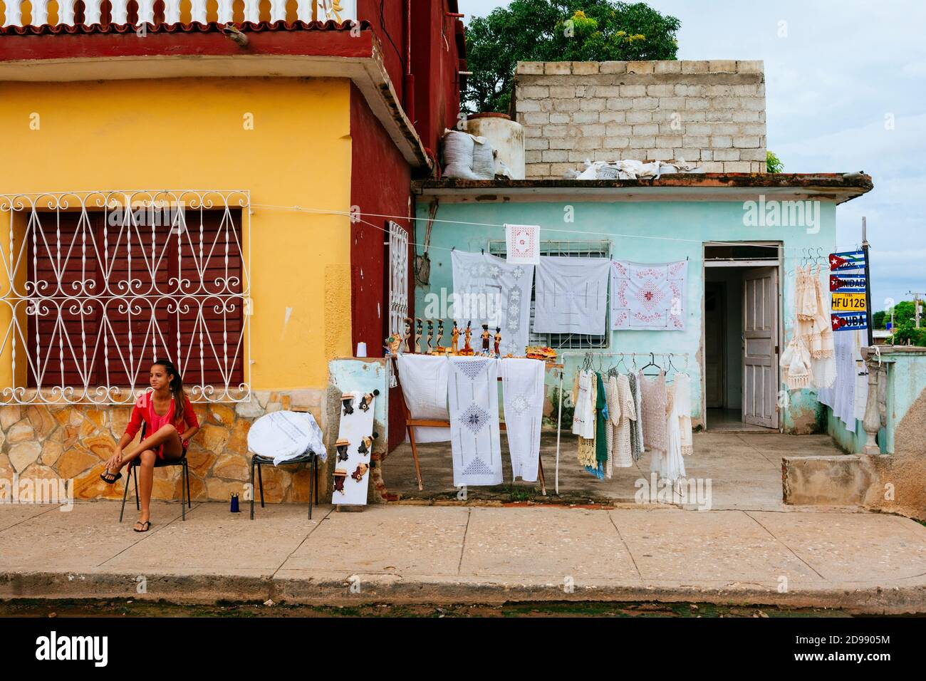 Ein kubanisches Mädchen besucht einen Handwerksstand. Trinidad, Sancti Spíritus, Kuba, Lateinamerika und die Karibik Stockfoto