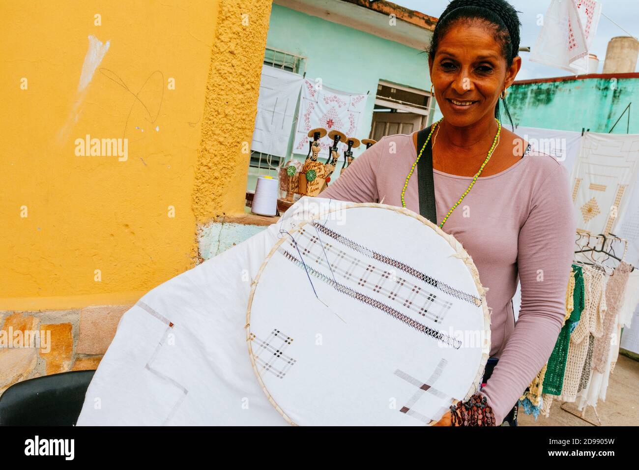 Kubanische Frau zeigt ihre Stickarbeiten. Trinidad, Sancti Spíritus, Kuba, Lateinamerika und die Karibik Stockfoto