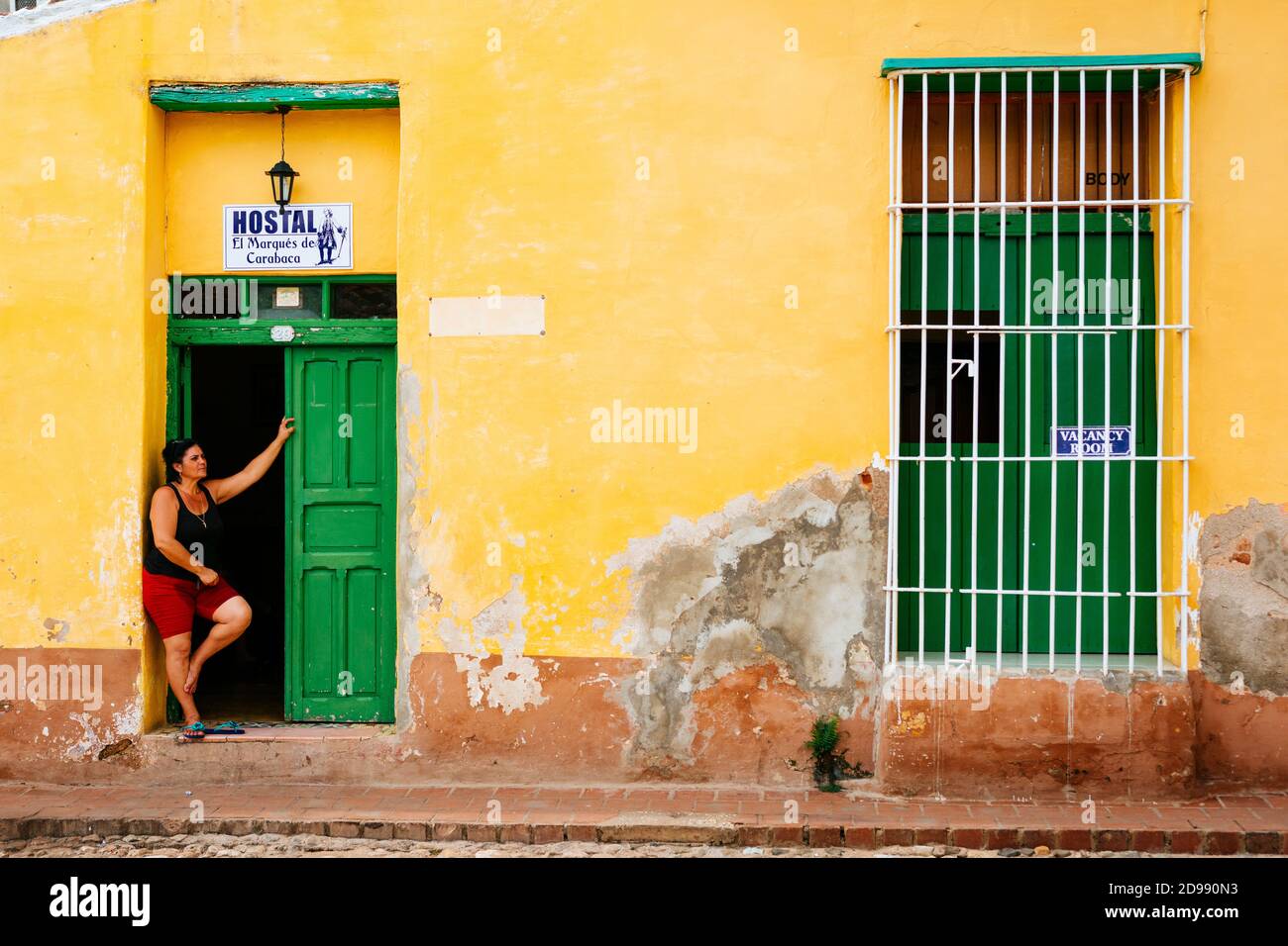 Kubanische Frau vor der Tür eines Hostels. Trinidad, Sancti Spíritus, Kuba, Lateinamerika und die Karibik Stockfoto