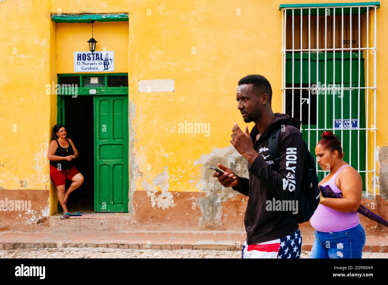 Kubanische Frau vor der Tür eines Hostels. Trinidad, Sancti Spíritus, Kuba, Lateinamerika und die Karibik Stockfoto