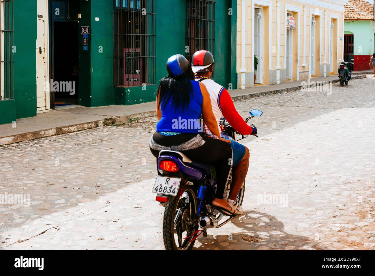 Paar auf dem Motorrad. Trinidad, Sancti Spíritus, Kuba, Lateinamerika und die Karibik Stockfoto