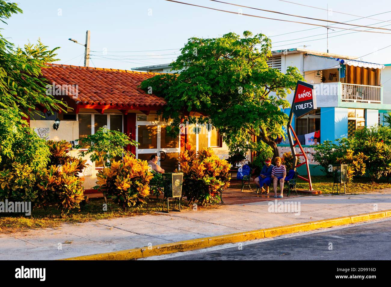 Kubaner sitzen neben öffentlichen Toiletten. Varadero, Cárdenas, Matanzas, Kuba, Lateinamerika und die Karibik Stockfoto