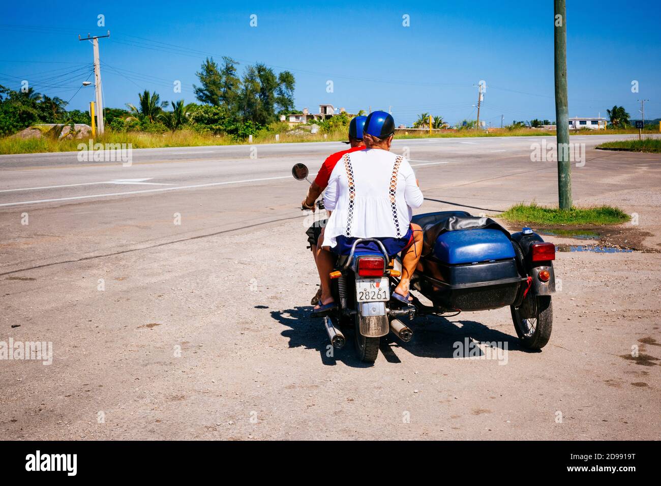 Paar auf Motorrad mit Seitenwagen. Parador El Peñón del Fraile, Tankstelle. Vía Blanca km 52, Santa Cruz del Norte. Mayabeque, Kuba, Latein A Stockfoto
