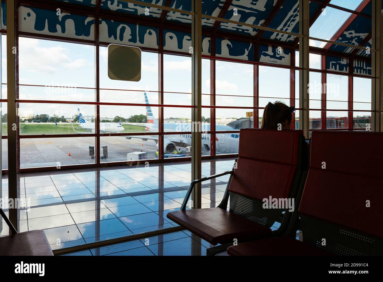 Die Leute warten in der Abflughalle des Terminals, Jose Marti International Airport. La Habana - La Havanna, Kuba, Lateinamerika und die Karibik Stockfoto