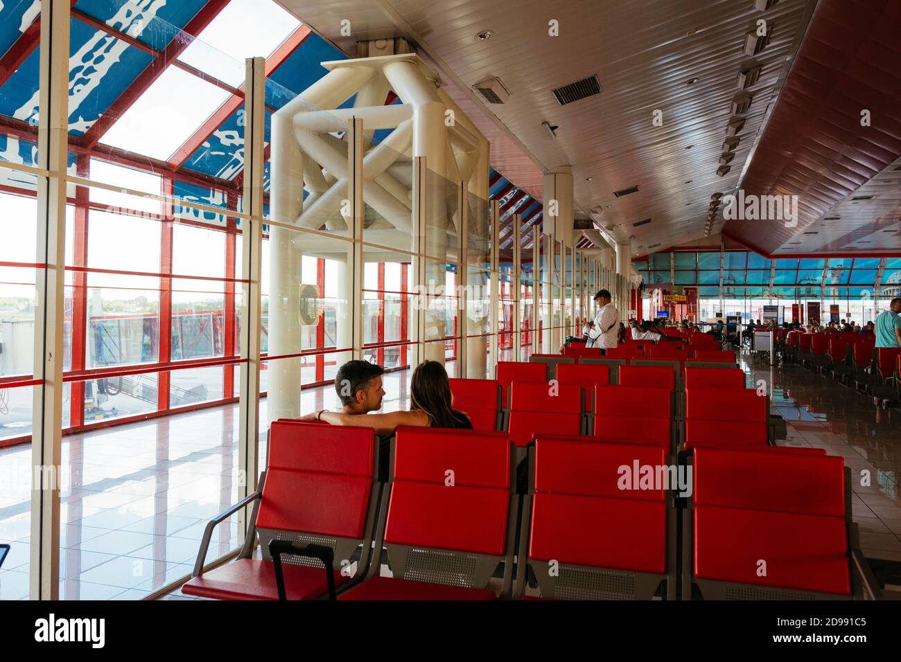 Die Leute warten in der Abflughalle des Terminals, Jose Marti International Airport. La Habana - La Havanna, Kuba, Lateinamerika und die Karibik Stockfoto