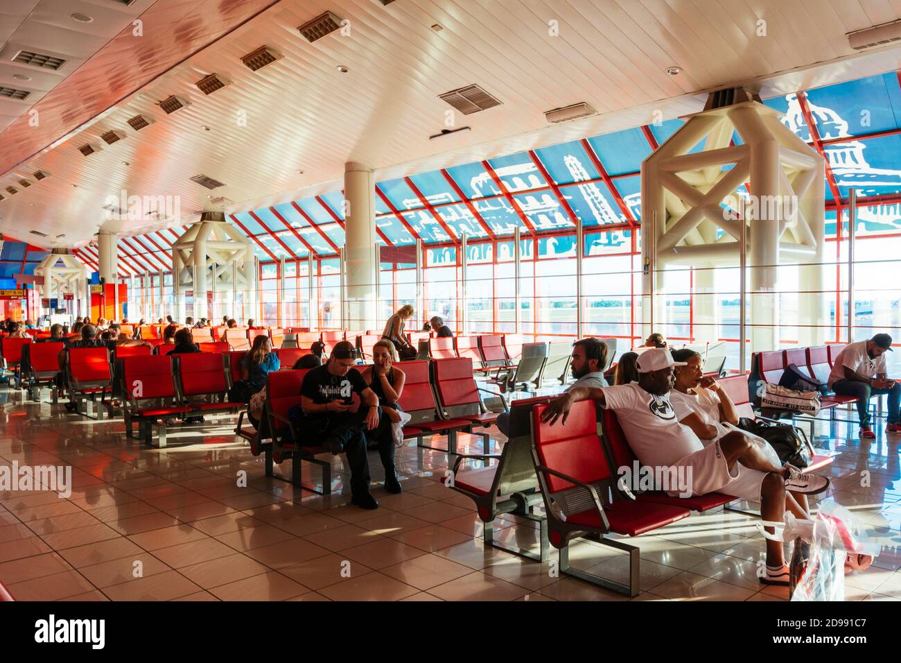 Die Leute warten in der Abflughalle des Terminals, Jose Marti International Airport. La Habana - La Havanna, Kuba, Lateinamerika und die Karibik Stockfoto