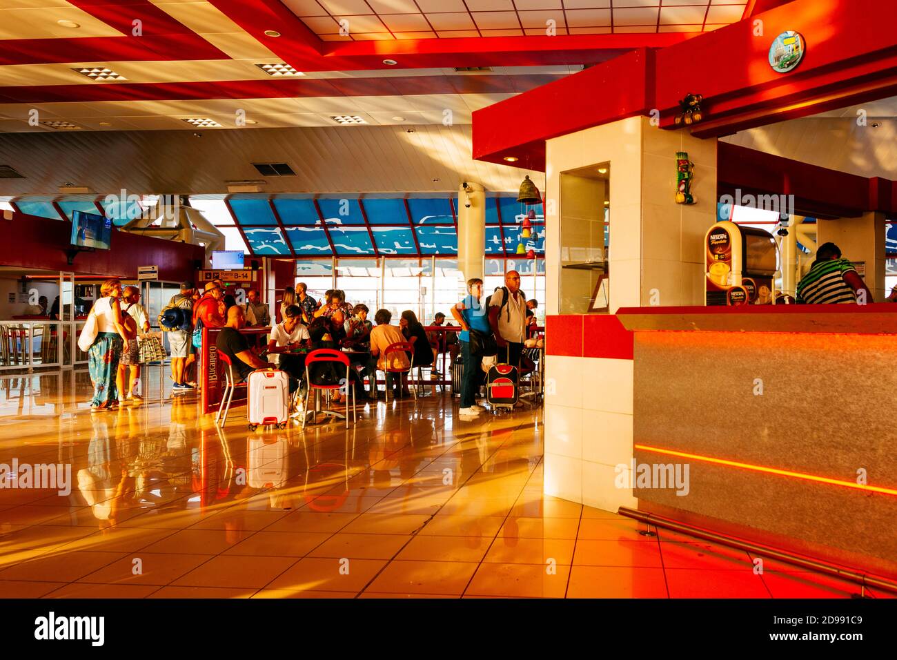 Die Leute warten in der Abflughalle des Terminals, Jose Marti International Airport. La Habana - La Havanna, Kuba, Lateinamerika und die Karibik Stockfoto