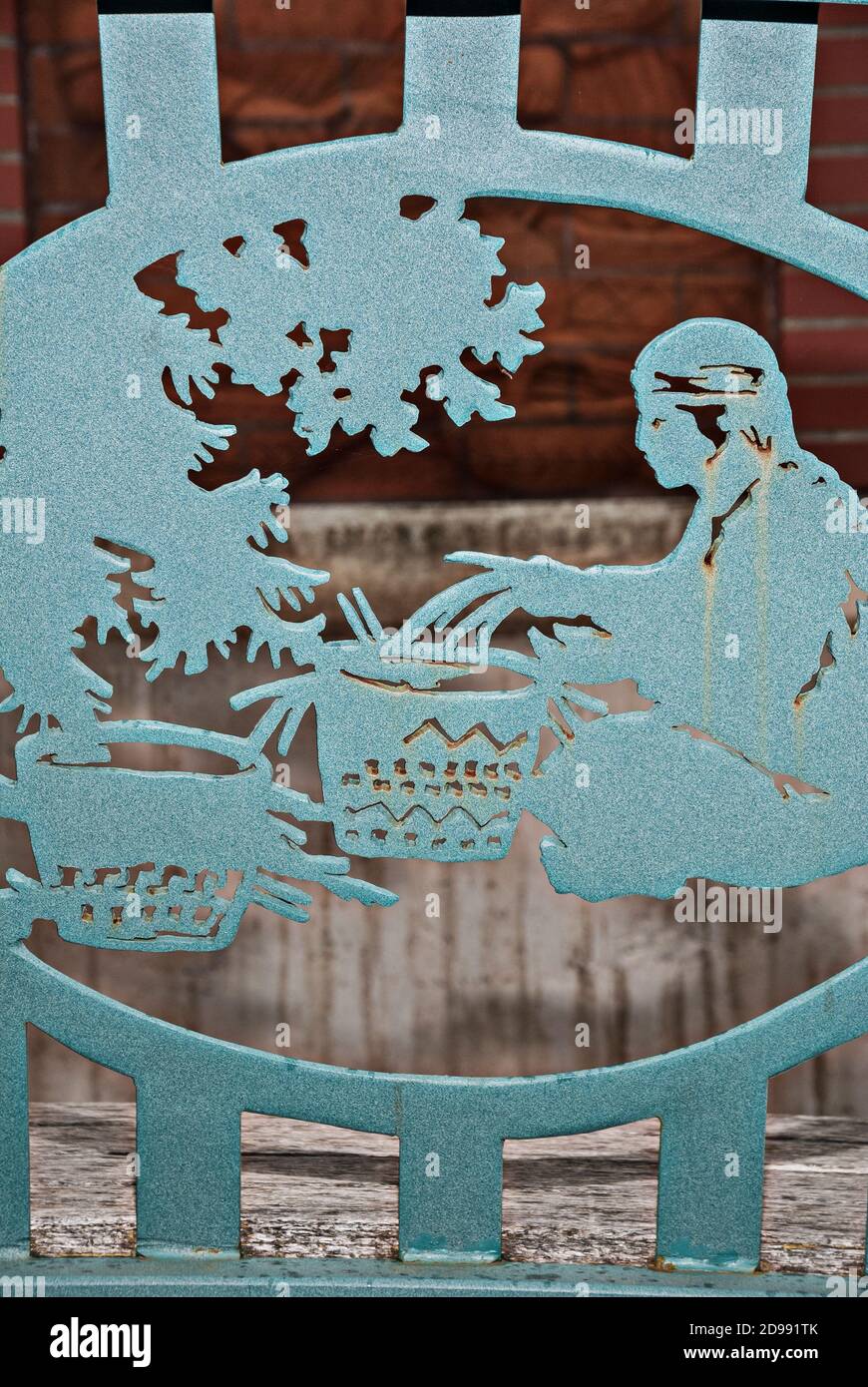 Native American (Indian) Korb-Weben Darstellung Kunstwerk Ausschnitt auf der Sitzlehne einer Metallbank in Shelton, Washington. Stockfoto
