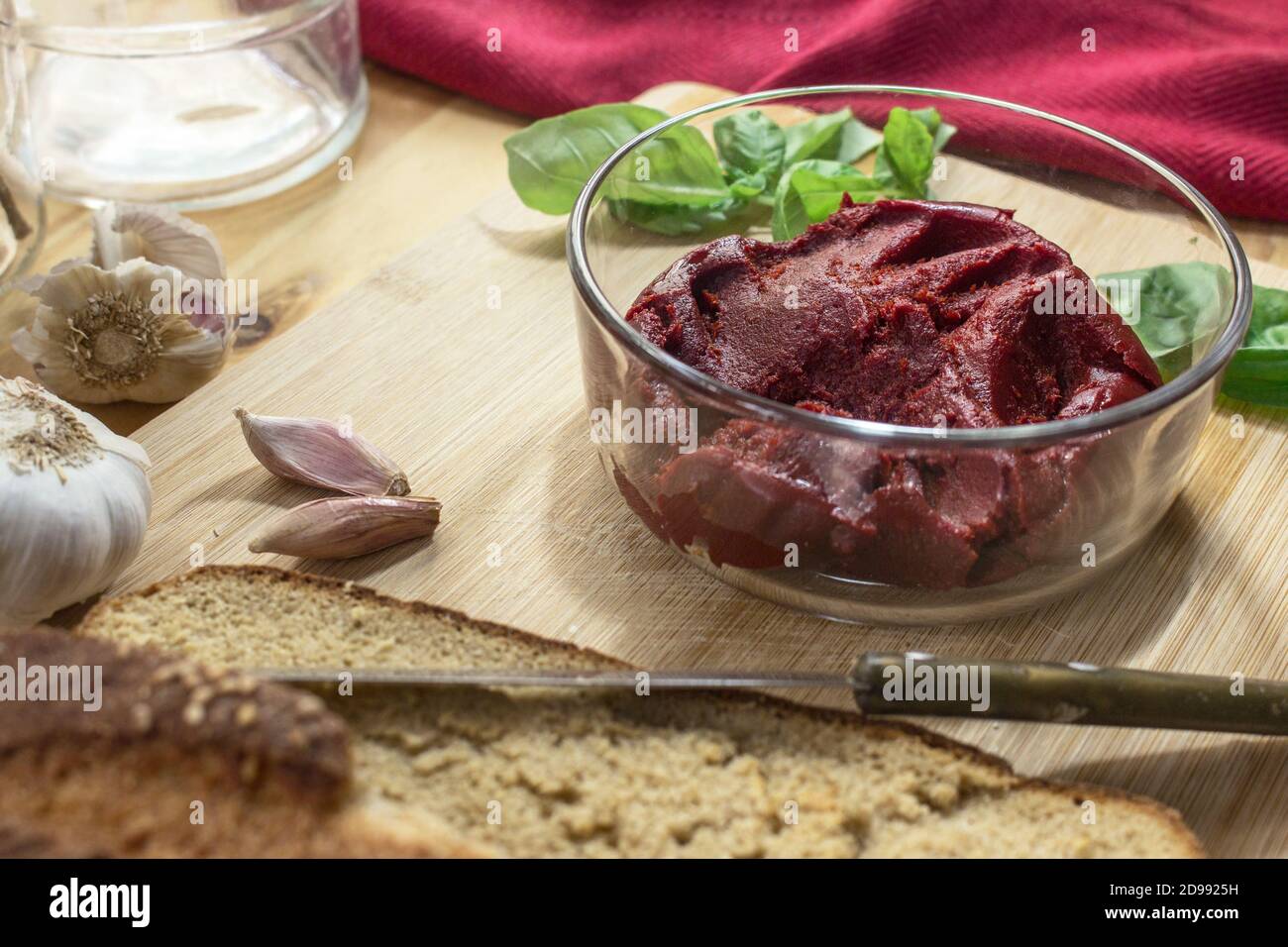 Sizilianische Produkte: Eine Schüssel mit konzentrierter Tomatensauce namens 'Astratto' Stockfoto