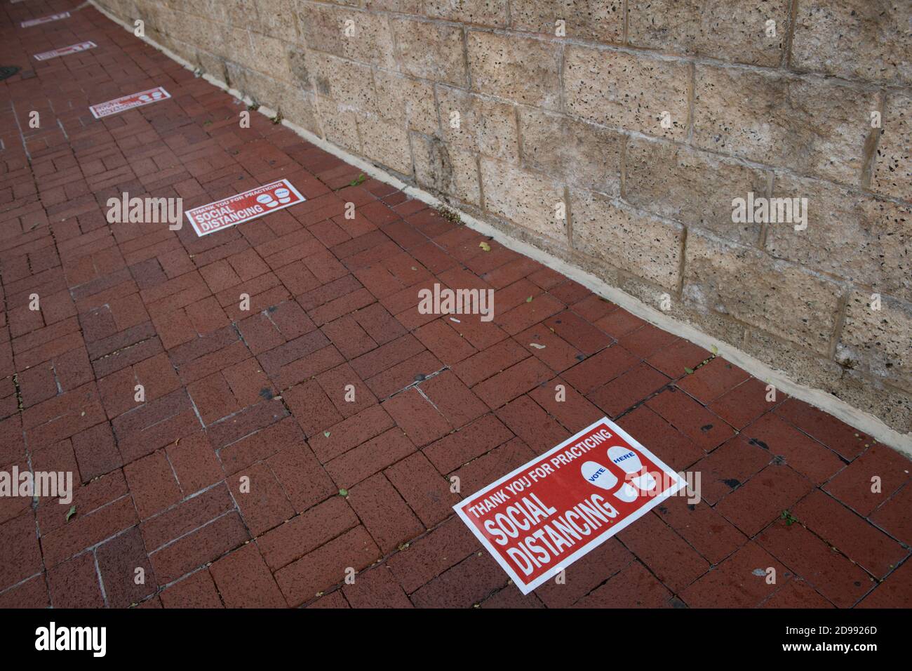 Washington, USA. November 2020. Am Wahltag in Washington, DC, am 3. November 2020, inmitten der Coronavirus-Pandemie, sind am Boden in der Nähe eines Wahllokals Zeichen von sozialer Distanz zu den Wahlen zu sehen. Da die Rekordzahlen der Amerikaner bereits gewählt haben und einige Staaten bereits die Wählerzahl der Wahlen von 2016 übertreffen, steht der ehemalige Vizepräsident Joe Biden mit einem beträchtlichen nationalen Wahlvorteil gegenüber Präsident Donald Trump am Wahltag zur Seite. (Graeme Sloan/Sipa USA) Quelle: SIPA USA/Alamy Live News Stockfoto