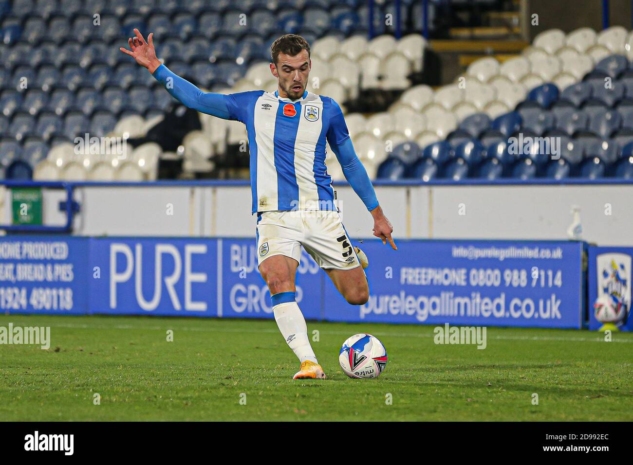 Huddersfield, Großbritannien. 3. November 2020Huddersfield Town's Harry Toffolo (3) mit einem Freistoß während des Sky Bet Championship Matches zwischen Huddersfield Town und Bristol City im John Smith's Stadium, Huddersfield am Dienstag, 3. November 2020. (Kredit: Emily Moorby - MI News) Kredit: MI Nachrichten & Sport /Alamy Live Nachrichten Stockfoto