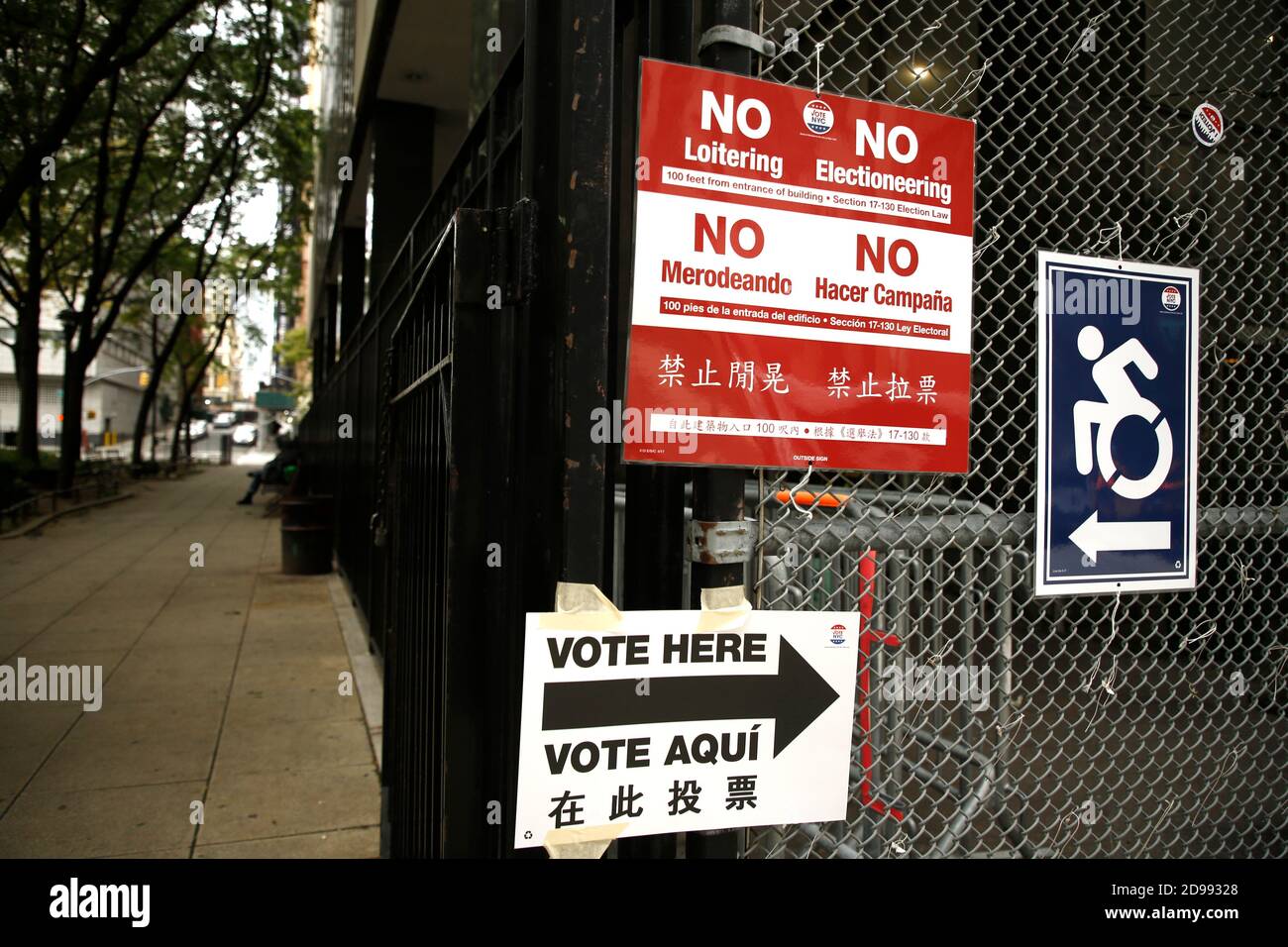 New York City, USA. November 2020. Stimmen Sie hier Zeichen sind auf einer Wahlseite in Chinatown ein Abschnitt von New York City am 3. November 2020 veröffentlicht. Obwohl es eine Rekordzahl von Menschen gegeben hat, die früher wählen, werden Wähler, die ihre Stimmzettel lieber persönlich abgeben, verpflichtet sein, Schutzmasken zu tragen und ihre soziale Distanzierung bei den Wahllokalen beizubehalten. Die meisten Poling-Sites sind zwischen 6:00 Uhr und 21:00 Uhr in der ganzen Stadt geöffnet. ( Foto von John Lamparski/SIPA USA) Quelle: SIPA USA/Alamy Live News Stockfoto