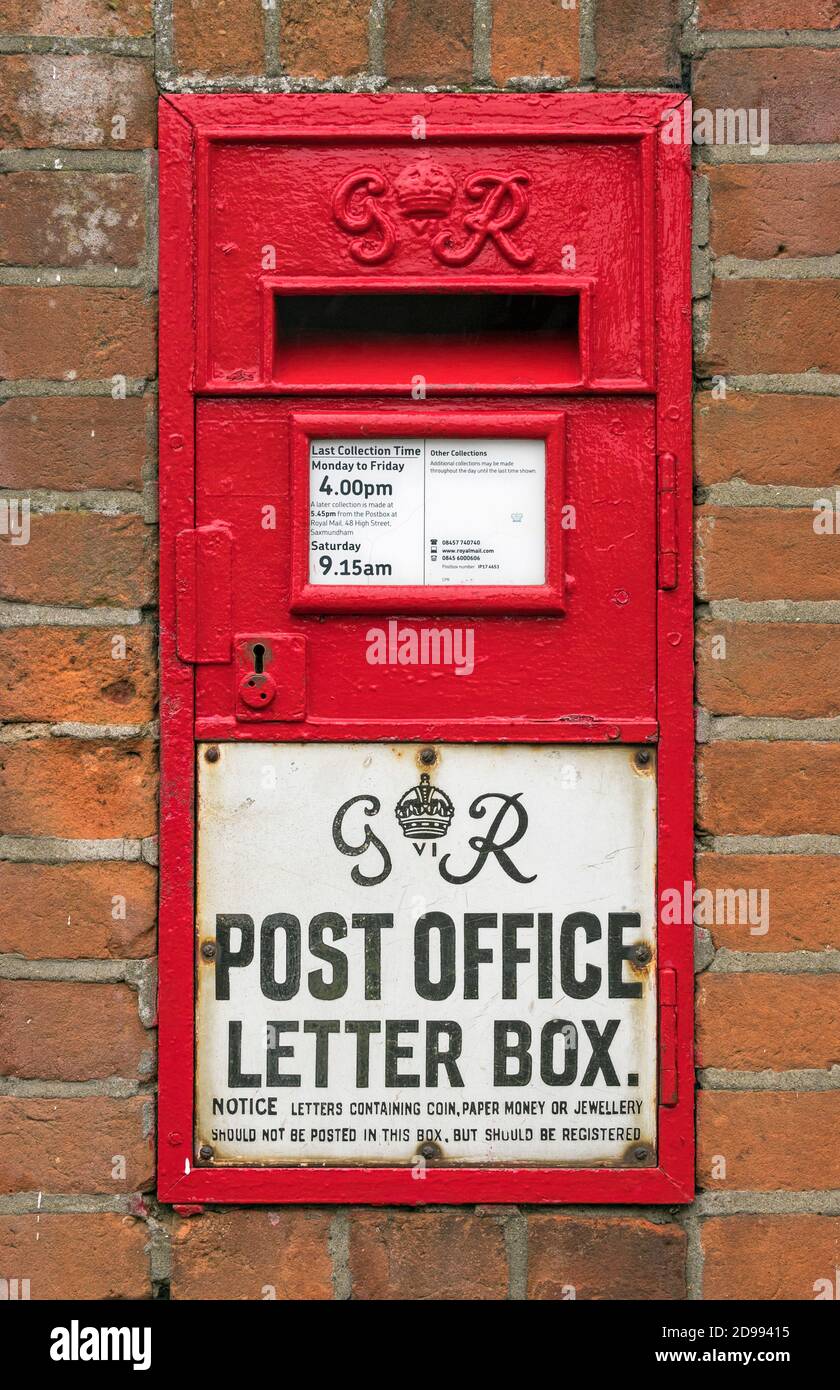 Briefkasten des Postbüros von George VI, in der Wand, Westleton Village, Suffolk, England Stockfoto