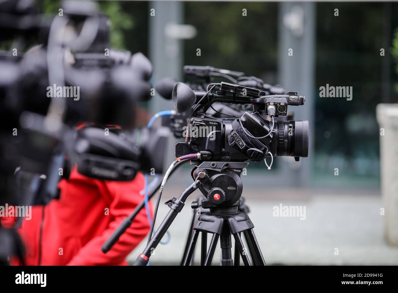 Bukarest, Rumänien - 25. Oktober 2020: Bild der geringen Schärfentiefe (selektiver Fokus) mit TV-Kameras auf Stativen bei einer Presseveranstaltung auf der Straße. Stockfoto