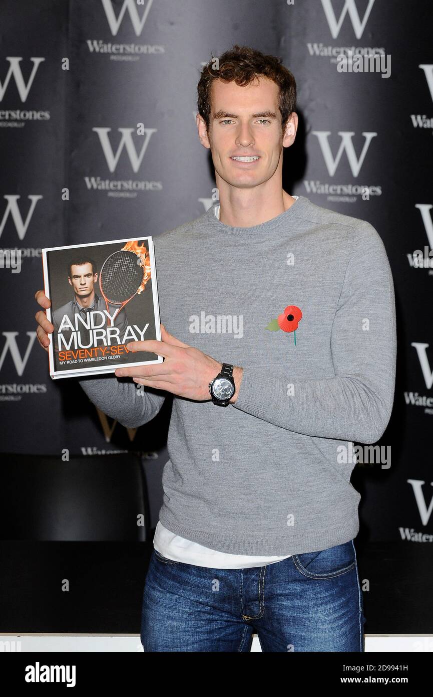 Andy Murray OBE signiert Kopien seines neuen Buches 'Seventy-Seven: My Road to Wimbledon Glory' am Waterstones Piccadilly in London. © Paul Stockfoto