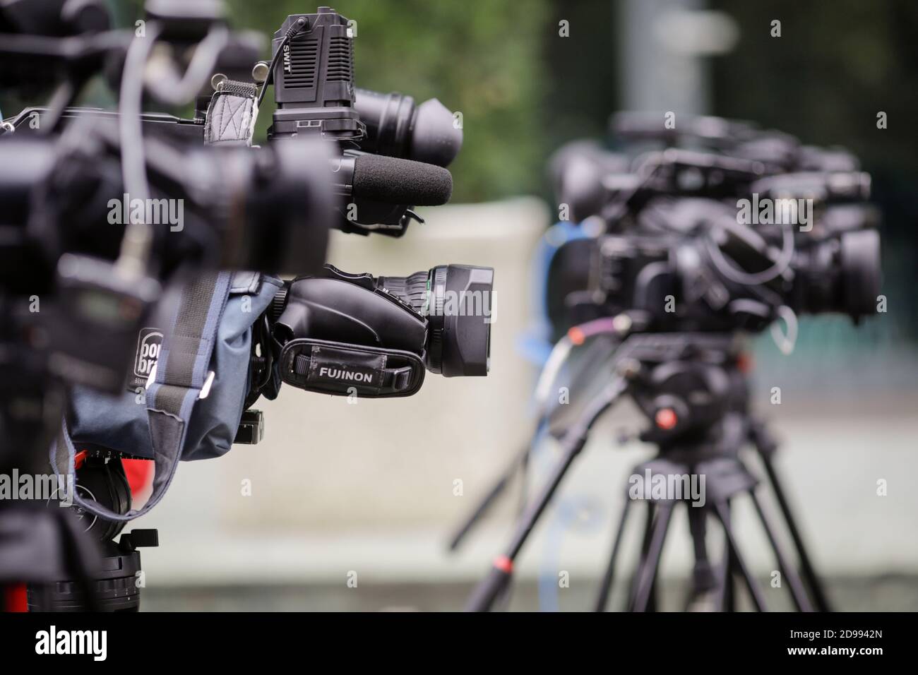 Bukarest, Rumänien - 25. Oktober 2020: Bild der geringen Schärfentiefe (selektiver Fokus) mit TV-Kameras auf Stativen bei einer Presseveranstaltung auf der Straße. Stockfoto