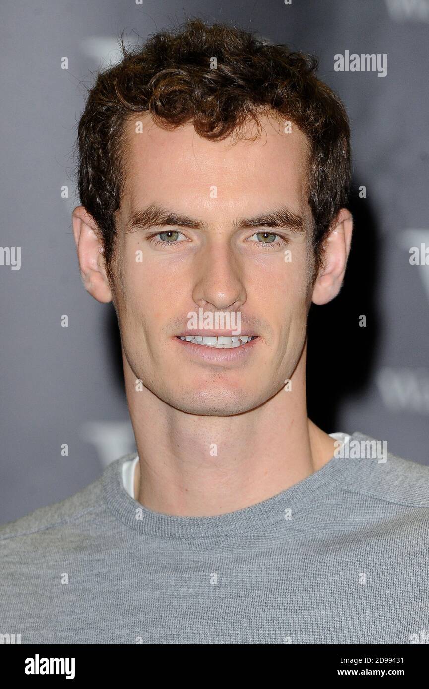 Andy Murray OBE signiert Kopien seines neuen Buches 'Seventy-Seven: My Road to Wimbledon Glory' am Waterstones Piccadilly in London. © Paul Stockfoto