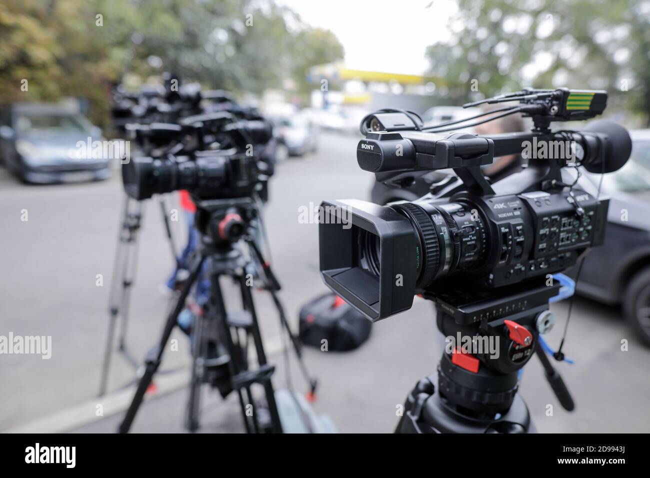 Bukarest, Rumänien - 25. Oktober 2020: Bild der geringen Schärfentiefe (selektiver Fokus) mit TV-Kameras auf Stativen bei einer Presseveranstaltung auf der Straße. Stockfoto