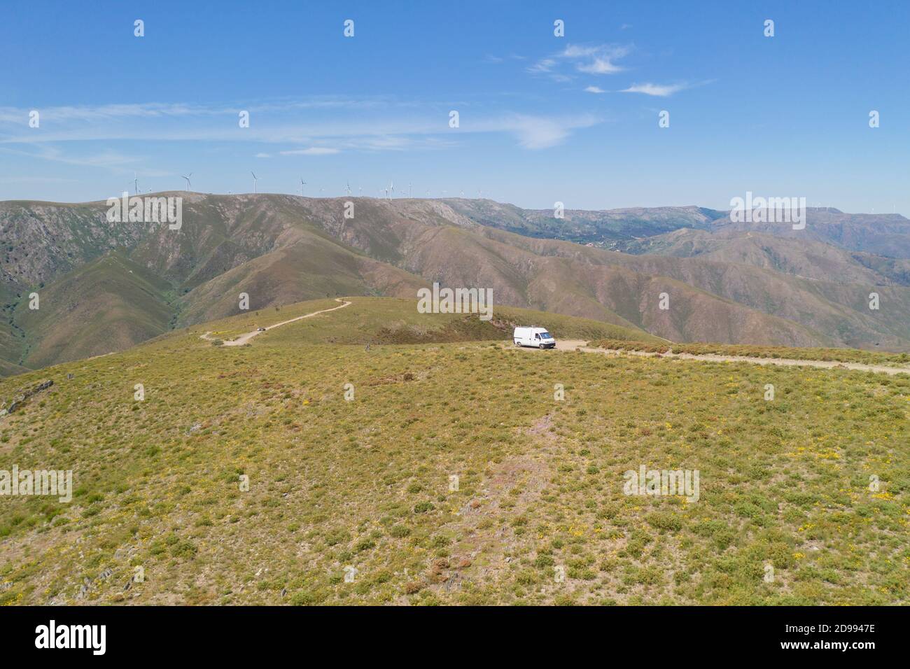 Serra da Freita Drohne Luftaufnahme eines Wohnwagens in Arouca Geopark auf einer Straße, in Portugal Stockfoto