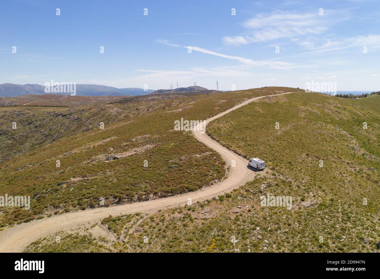 Serra da Freita Drohne Luftaufnahme eines Wohnwagens in Arouca Geopark auf einer Straße, in Portugal Stockfoto