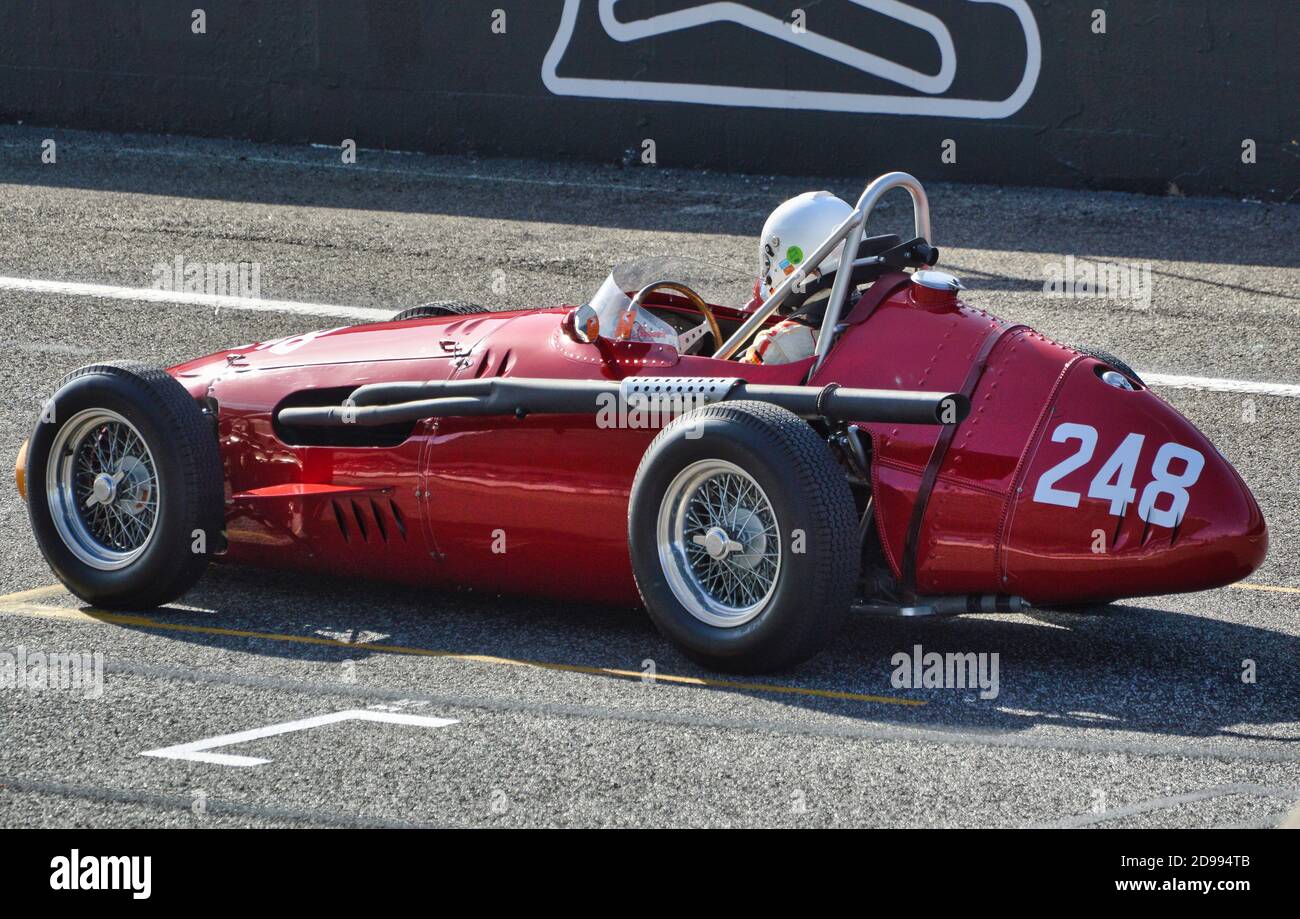 Maserati 250F CM5 in der Position, das HGPCA F1 VOR 1966 Rennen auf Estoril Rennstrecke zu starten. Stockfoto