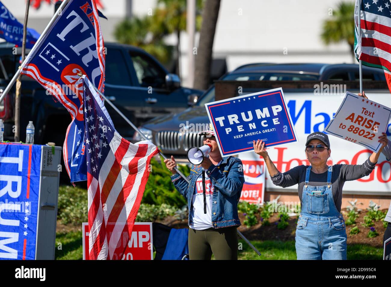 Houston, Texas, USA. November 2020. Eine laute Gruppe von Unterstützern von Donald Trump vor einem Wahllokal in Harris County, Houston, Texas, USA. Quelle: Michelmond/Alamy Live News. Stockfoto