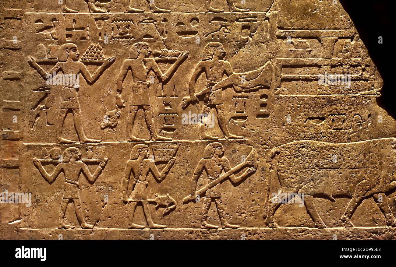 Wandfragment aus dem Grab von Neferkhau und Satbahetep (die Szenen beziehen sich auf die Beerdigung Mahlzeit. ) Der verstorbene Neferkhau und eine Frau namens Satbahetep, das obere Register ist den Priestern vorbehalten. Die drei anderen Register zeigen, dass die Träger während des Begräbtsbanketts Waren für das Ka des verstorbenen Satbahetep einbrachten. 1. ZWISCHENPERIODE 2181–2055 v. Chr. Ägypten, ägyptisch. Stockfoto