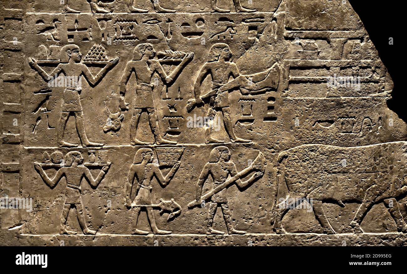 Wandfragment aus dem Grab von Neferkhau und Satbahetep (die Szenen beziehen sich auf die Beerdigung Mahlzeit. ) Der verstorbene Neferkhau und eine Frau namens Satbahetep, das obere Register ist den Priestern vorbehalten. Die drei anderen Register zeigen, dass die Träger während des Begräbtsbanketts Waren für das Ka des verstorbenen Satbahetep einbrachten. 1. ZWISCHENPERIODE 2181–2055 v. Chr. Ägypten, ägyptisch. Stockfoto