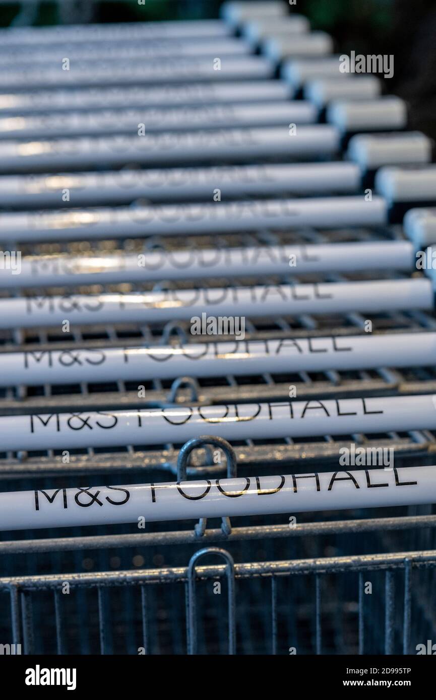 Eine Reihe von Marks und spencer Einkaufswagen bei A Supermarkt m und s Lebensmittelhalle auf der Insel wight Stockfoto