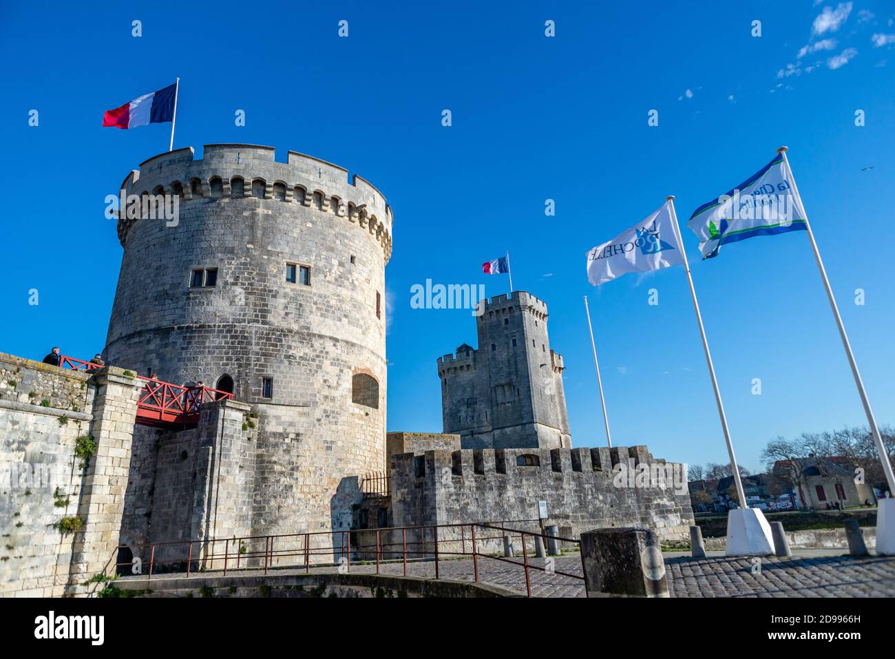 Mittelalterliche Türme des alten Hafens (Vieux-Port) Eingang zum Hafen in La Rochelle, Frankreich an der Westatlantikküste Charente-Maritime Stockfoto