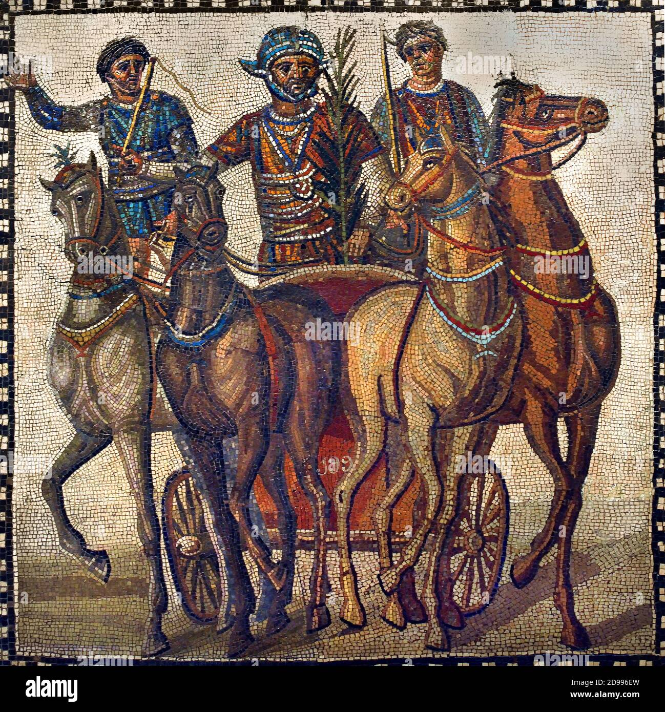 Mosaik mit einer Quadriga der Factio russata (‘die Rotweine’, die den Sommer darstellen), 3. Jahrhundert n. Chr., aus Rom, hat der Fahrer des roten Teams, Sieger des Rennens, die Palme des Sieges eingenommen. Madrid, Archäologisches Nationalmuseum, Spanisch Spanien, ( EINE Quadriga ist ein Auto oder Wagen von vier Pferden gezogen ) Stockfoto