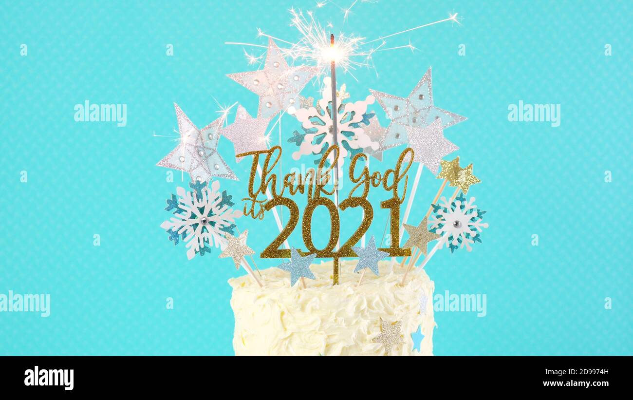 Happy New Year's Eve Feier Kuchen auf Kuchen stehen in blau weiß und Gold Thema mit Sternen und humorvoll dekoriert, Gott sei Dank, es ist 2021, Kuchen Topper d Stockfoto