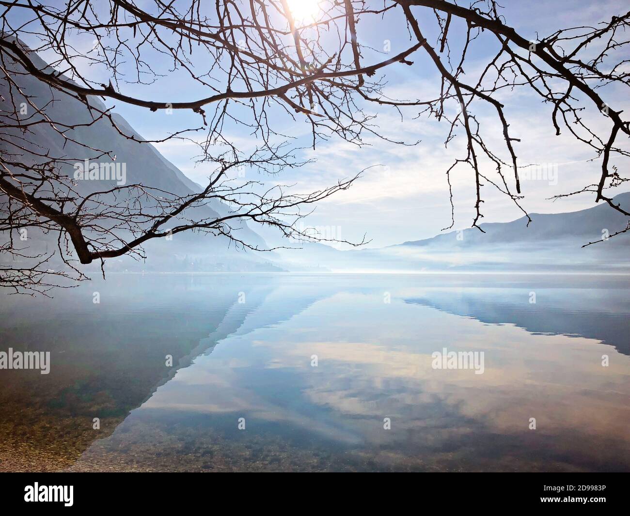 Berge spiegeln sich in ruhigem Wasser Stockfoto