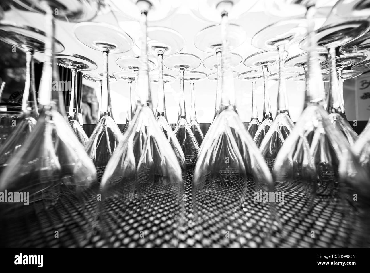 Schwarz-weiß gewaschene invertierte Gläser trocknen Stockfoto