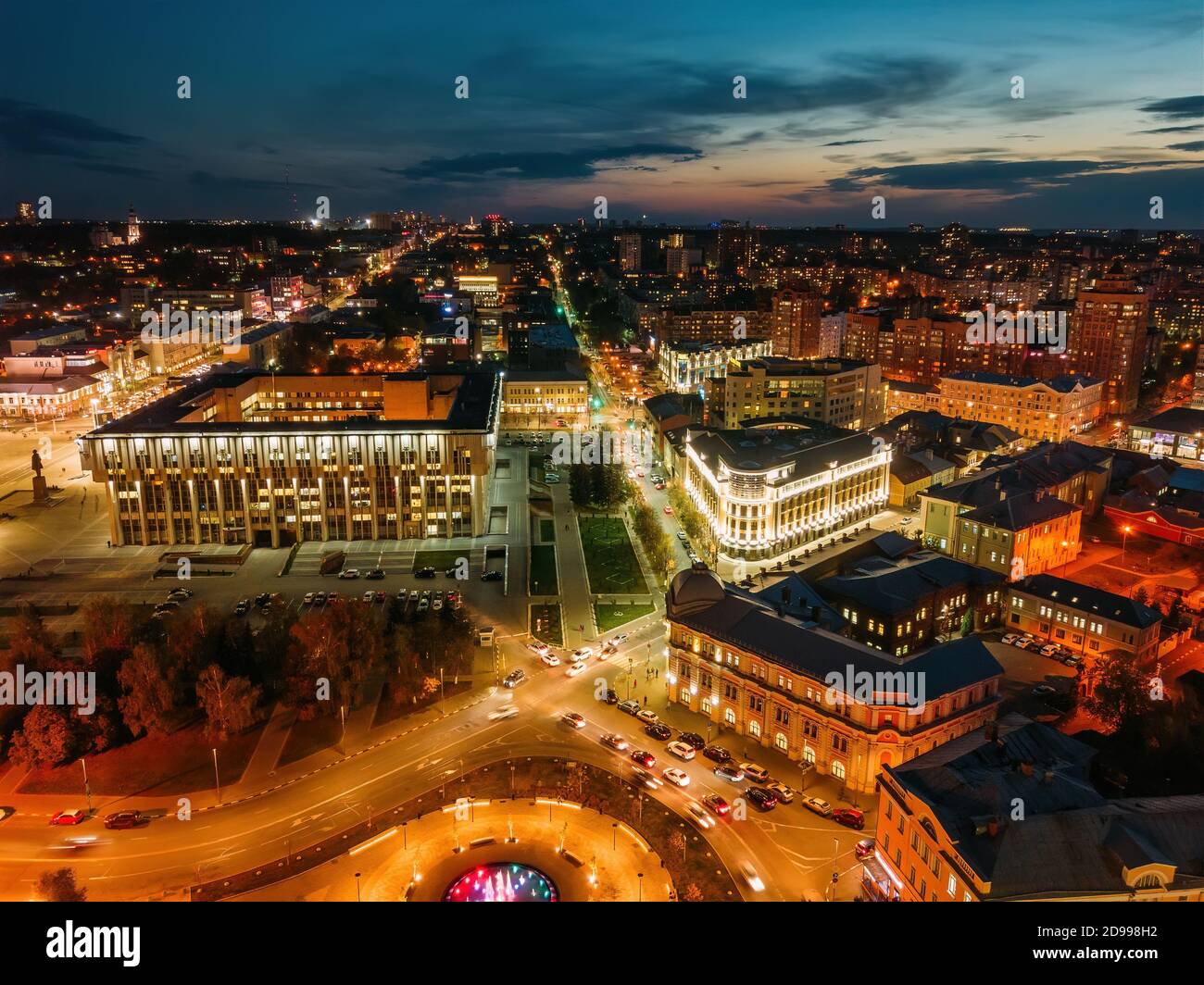 Nacht Sommer Tula Downtown Skyline, Lenin Square. Luftaufnahme von der Drohne Stockfoto